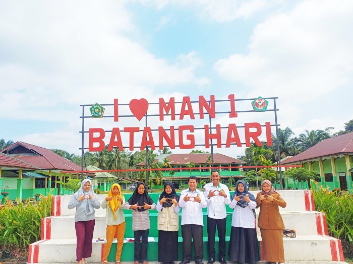 MAN 1 Batang Hari Resmi Kantongi Sertifikat Kantin Halal dari Kemenag MAN 1 Batang Hari Resmi Kantongi Sertifikat Kantin Halal dari Kemenag