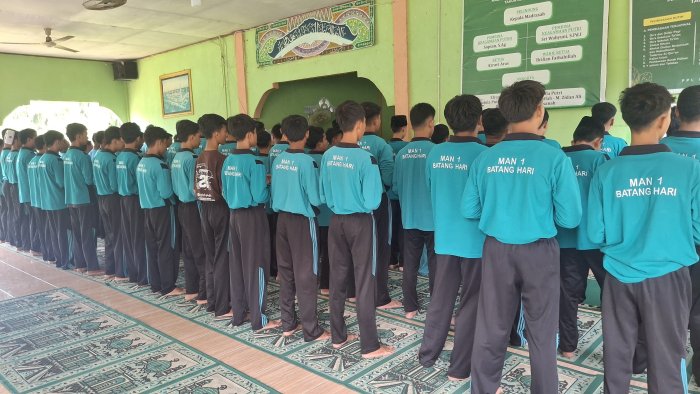 MAN 1 Batanghari Laksanakan Shalat Ghaib untuk Almarhum Drs. H. Mohd. Damiri