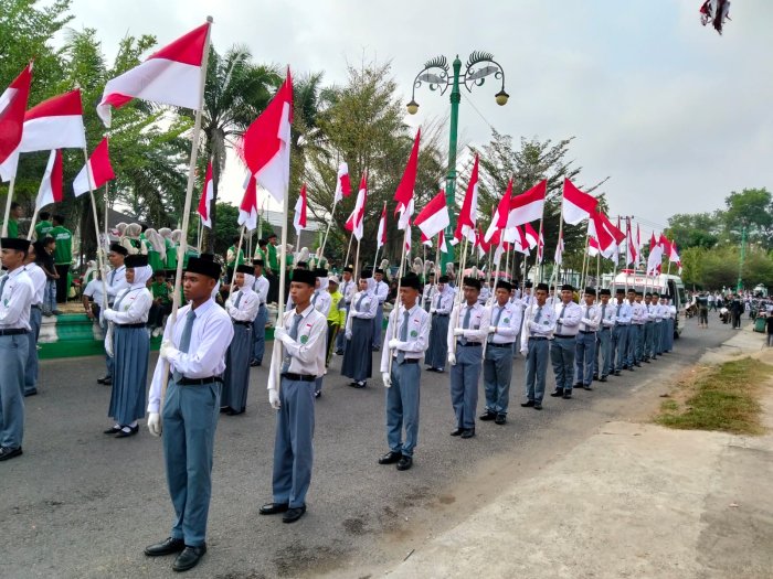 MAN 1 Batang Hari Dipercaya Bakesbangpol Bawa Panji-Panji pada Pawai Pembangunan HUT ke-81 RI MAN 1 Batang Hari Dipercaya Bakesbangpol Bawa Panji-Panji pada Pawai Pembangunan HUT ke-81 RI