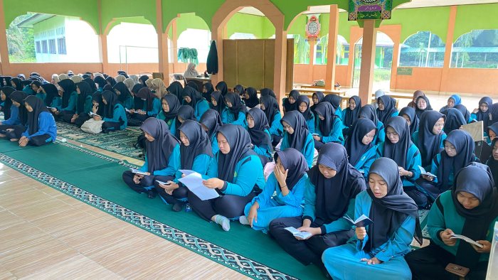 Pembacaan Surat Al-Kahfi Warnai Kegiatan Keagamaan Jumat Pagi di MAN 1 Batang Hari