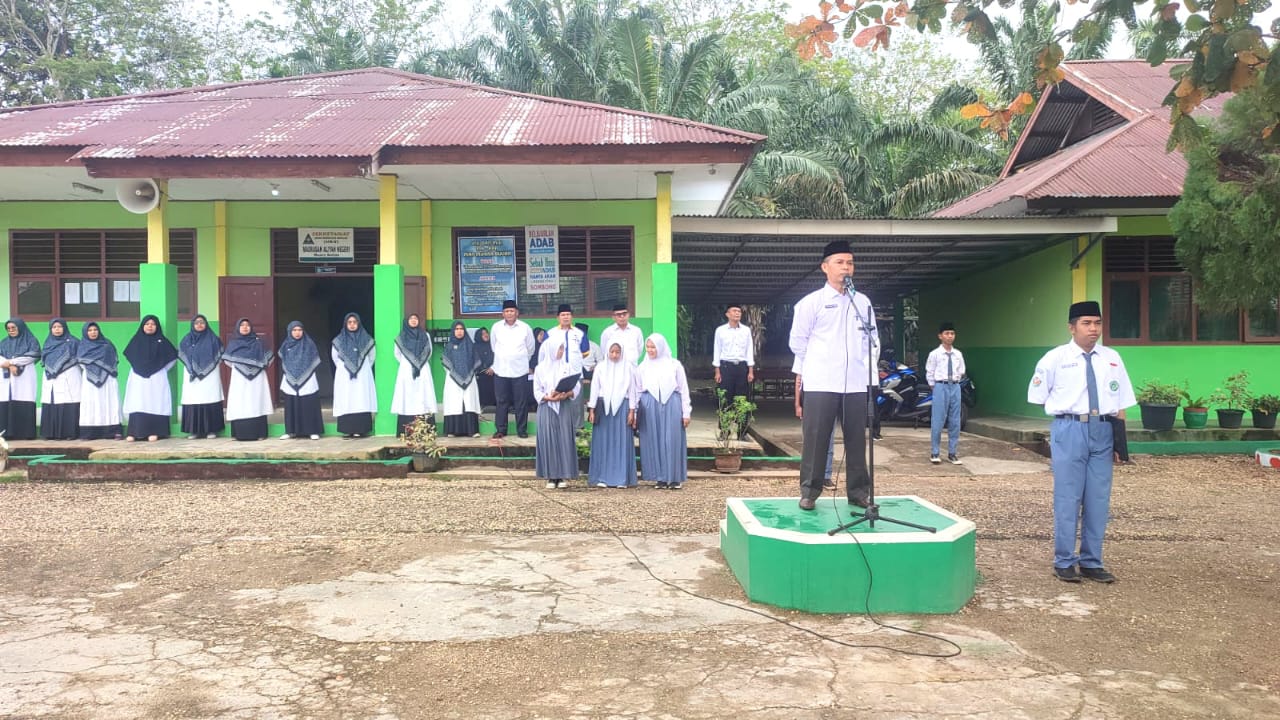 Upacara Bendera di MAN 1 Batang Hari, Pembina Sampaikan Amanat Tentang Konsistensi Ibadah dan Pendidikan Pernikahan Usia Dini