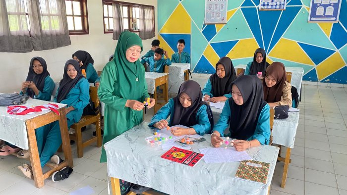 Geometri Molekul Dengan Clay, Belajar Kimia Dalam Kurikulum Berbasis Cinta