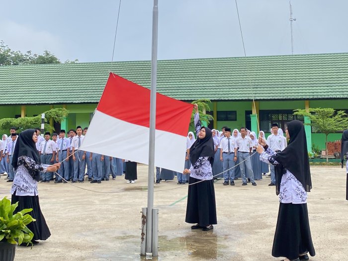 Mengusung Tema Guru Hebat Indonesia Kuat, MAN 1 Batang Hari Gelar Upacara HGN ke 80 Tahun 2025