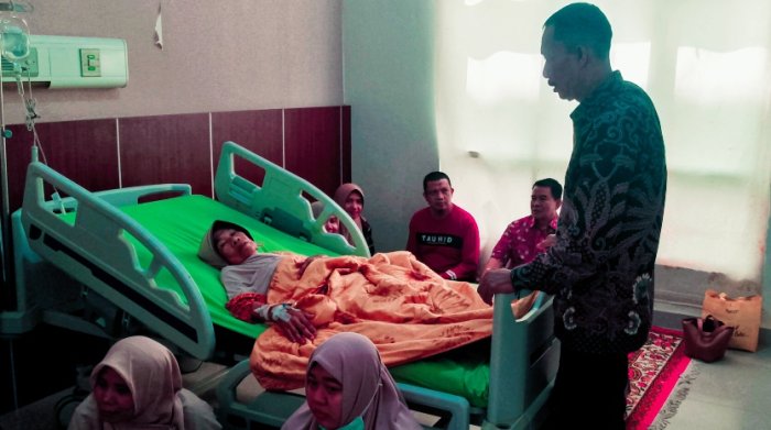 Kebersamaan yang Menguatkan, MAN 1 Batang Hari Hadir Memberi Dukungan bagi Rekan yang Sakit Kebersamaan yang Menguatkan, MAN 1 Batang Hari Hadir Memberi Dukungan bagi Rekan yang Sakit