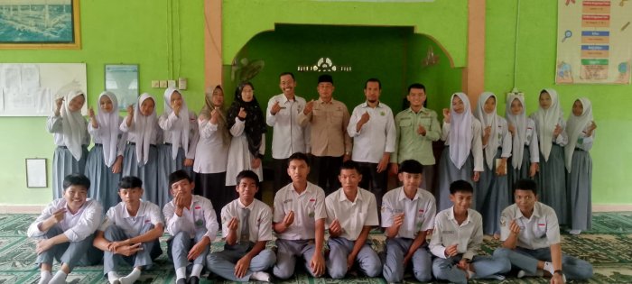 BAZNAS Batang Hari Salurkan Bantuan Pendidikan kepada 19 Siswa MAN 1 melalui Program Batang Hari Cerdas 2026 BAZNAS Batang Hari Salurkan Bantuan Pendidikan kepada 19 Siswa MAN 1 melalui Program Batang Hari Cerdas 2026
