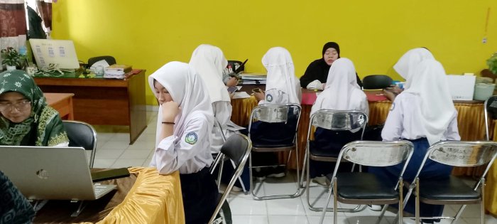 Ruang Sekretariatan PMBM MAN 1 Batang Hari Dipadati Calon Murid Baru Lengkapi Berkas Pendaftaran Tahun Ajaran 2026/2027 Ruang Sekretariatan PMBM MAN 1 Batang Hari Dipadati Calon Murid Baru Lengkapi Berkas Pendaftaran Tahun Ajaran 2026/2027