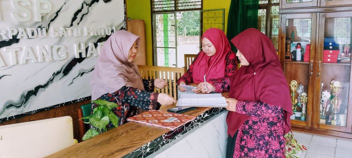 Dedikasi dan Ketuntasan Kerja Petugas PTSP MAN 1 Batang Hari dalam Penyusunan Dokumen