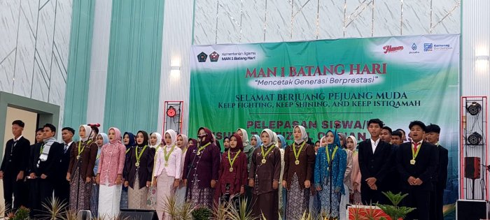 Keep Fighting, Keep Shining, Momen Haru Wisuda Tahfiz dan Pelepasan Siswa MAN 1 Batang Hari 2026 Keep Fighting, Keep Shining, Momen Haru Wisuda Tahfiz dan Pelepasan Siswa MAN 1 Batang Hari 2026