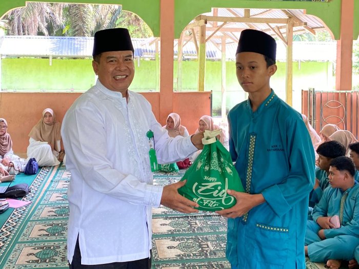 MAN 1 Batang Hari Tutup Pesantren Kilat dengan Puluhan Bansos