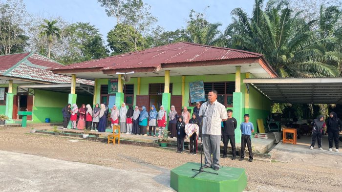 Semarak Akhir Tahun Ajaran, Kepala MAN 1 Batang Hari Resmi Buka Class Meeting 2025/2026 Semarak Akhir Tahun Ajaran, Kepala MAN 1 Batang Hari Resmi Buka Class Meeting 2025/2026