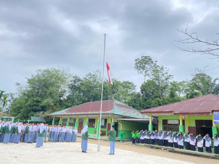 Petugas Upacara dari Kelas XI B Jalankan Tugas dengan Apik dan Penuh Tanggung Jawab