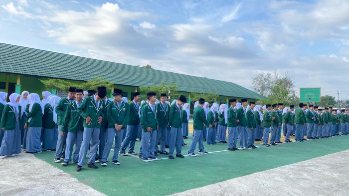 Apel Pagi MAN 1 Batang Hari, Sinergi Disiplin, Cermin Karakter Unggul Siswa Apel Pagi MAN 1 Batang Hari, Sinergi Disiplin, Cermin Karakter Unggul Siswa