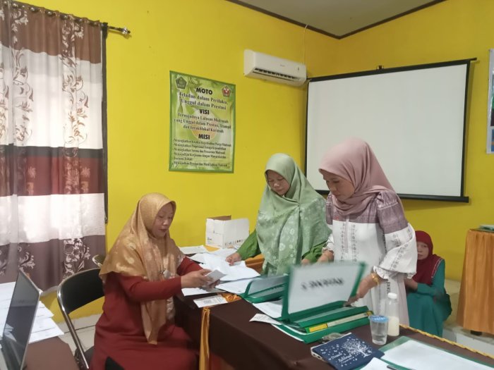 Panitia Siaga Penuh, Pelaksanaan ASAS Genap Hari Keempat di MAN 1 Batang Hari Berlangsung Kondusif Panitia Siaga Penuh, Pelaksanaan ASAS Genap Hari Keempat di MAN 1 Batang Hari Berlangsung Kondusif