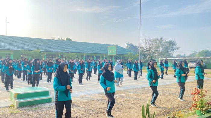 Jumat Sehat dan Ceria, Senam Bersama Warnai Pagi di MAN 1 Batang Hari