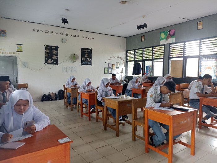 Fokus dan Disiplin, Kunci Kelancaran Hari Pertama Ujian Madrasah