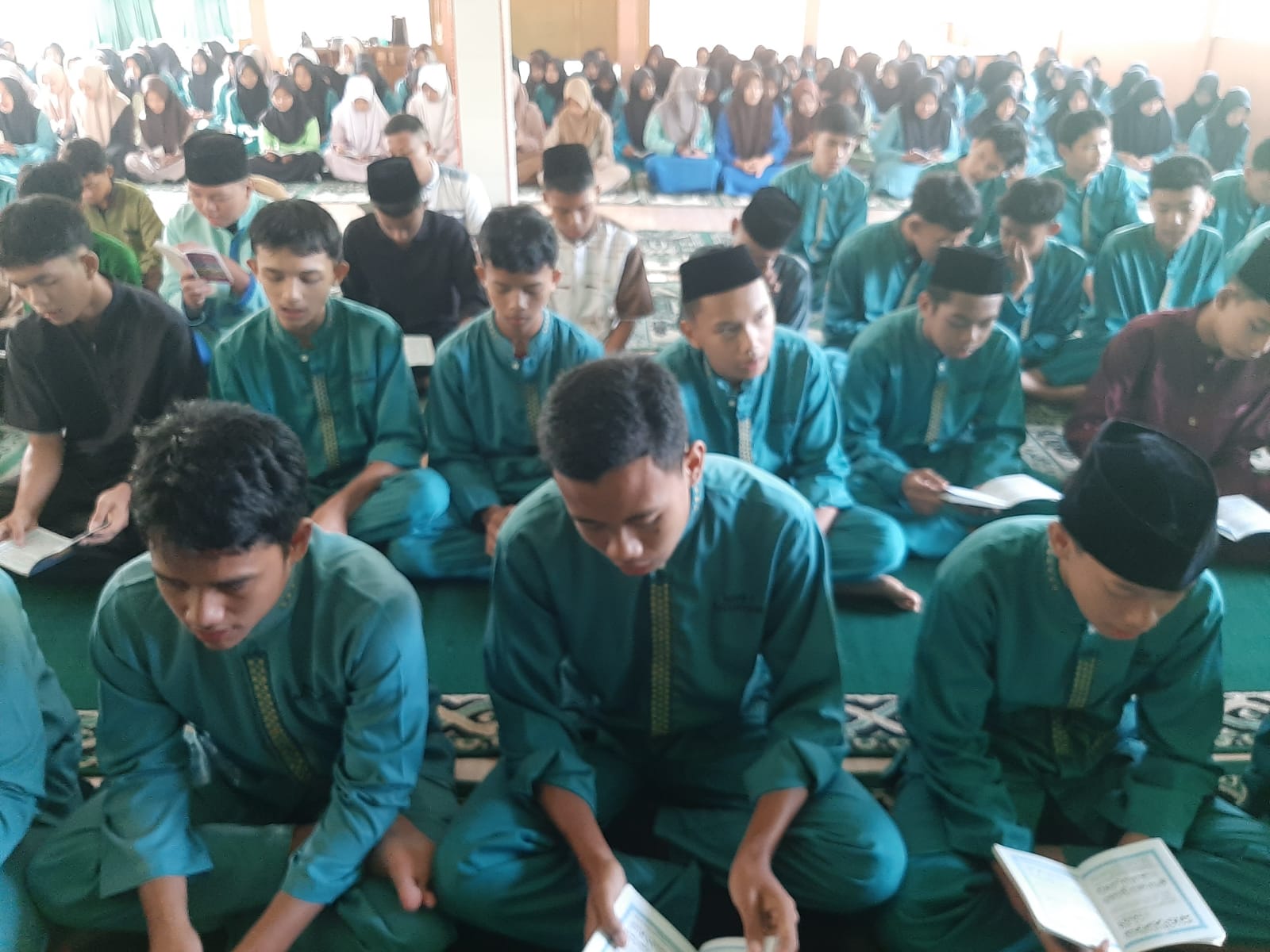 Yasinan dan Tahlilan Jumat Pagi di MAN 1 Batang Hari Tetap Khidmat Meski Mati Lampu