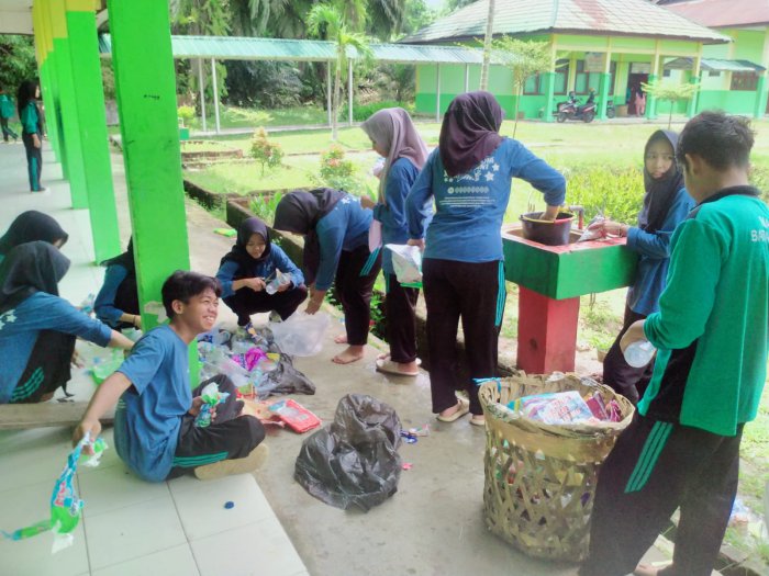 Siswa MAN 1 Batanghari Mengubah Sampah Plastik menjadi Ecobrick, Mewujudkan Gaya Hidup Berkelanjutan