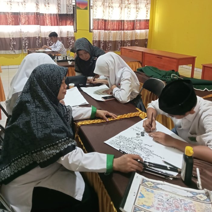 MAN 1 Batang Hari Gelar Latihan Kaligrafi Persiapkan Peserta Kompas Tingkat Kabupaten MAN 1 Batang Hari Gelar Latihan Kaligrafi Persiapkan Peserta Kompas Tingkat Kabupaten