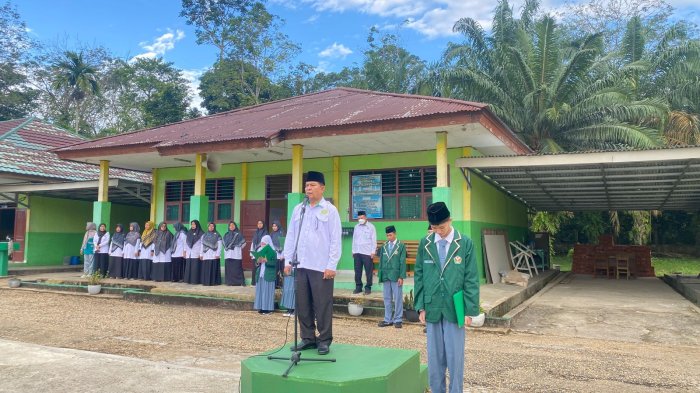 Surah Al-Ashr hingga Al-Fajr Jadi Pesan Disiplin dalam Upacara MAN 1 Batang Hari Surah Al-Ashr hingga Al-Fajr Jadi Pesan Disiplin dalam Upacara MAN 1 Batang Hari