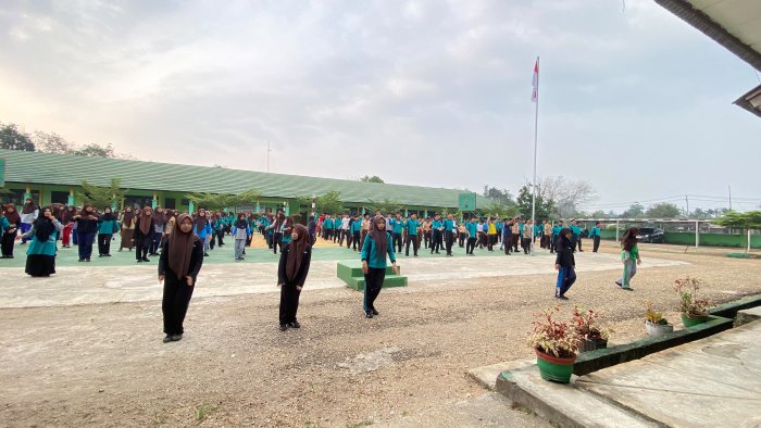 Kamis Sehat di MAN 1 Batang Hari, Senam Pagi Tingkatkan Kebugaran dan Pererat Kebersamaan Kamis Sehat di MAN 1 Batang Hari, Senam Pagi Tingkatkan Kebugaran dan Pererat Kebersamaan