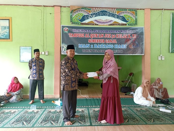 MAN 1 Batang Hari Salurkan Bantuan untuk Keluarga Guru Yang Terdampak Banjir