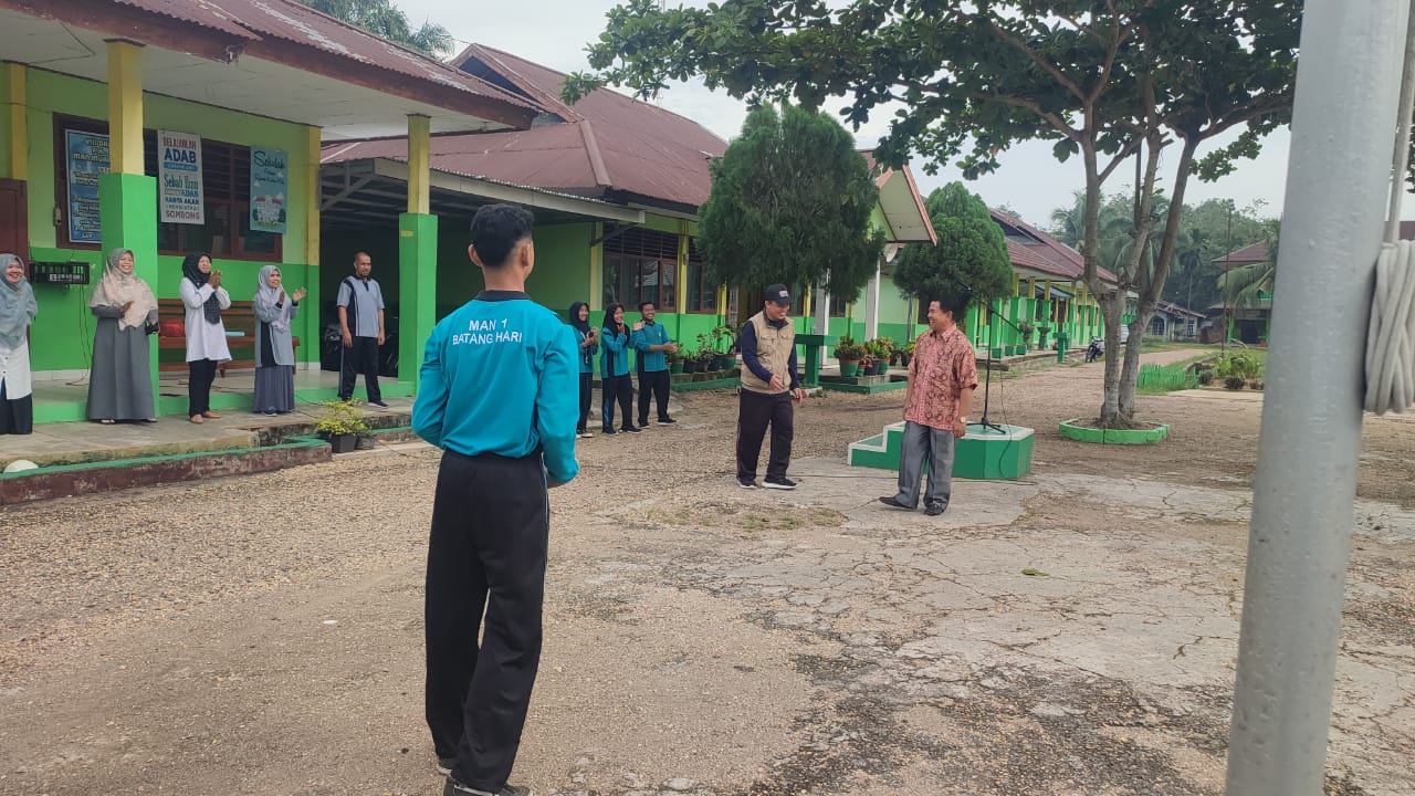 Penendangan bola oleh Kepala MAN 1 Batang Hari menandai dibukanya kegiatan Class meeting Penendangan bola oleh Kepala MAN 1 Batang Hari menandai dibukanya kegiatan Class meeting