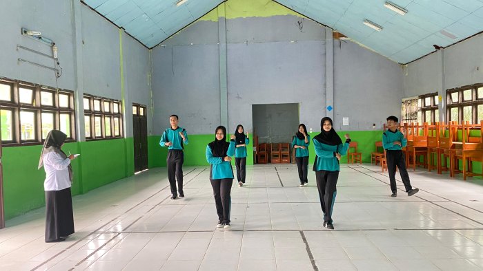 Gerak Serempak, Prestasi Meningkat, Antusiasme Siswa MAN 1 Batang Hari dalam Ujian Senam Gerak Serempak, Prestasi Meningkat, Antusiasme Siswa MAN 1 Batang Hari dalam Ujian Senam