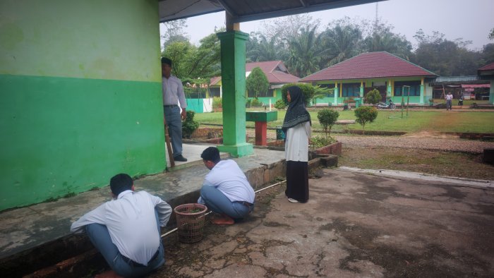 Ciptakan Lingkungan Belajar Bersih, Siswa MAN 1 Batang Hari Bergotong Royong Sebelum Kegiatan Pembelajaran Ciptakan Lingkungan Belajar Bersih, Siswa MAN 1 Batang Hari Bergotong Royong Sebelum Kegiatan Pembelajaran