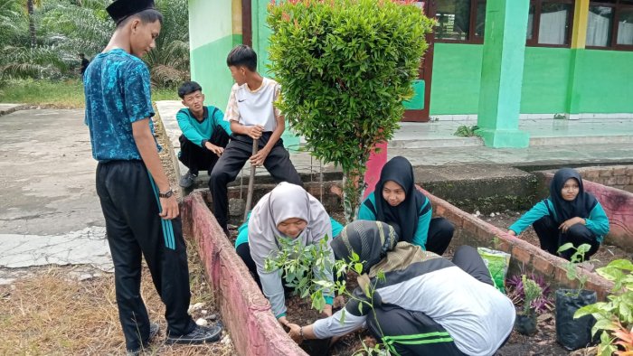 XI C Wujudkan Madrasah ASRI Melalui Aksi Gotong Royong Bersama Wali Kelas