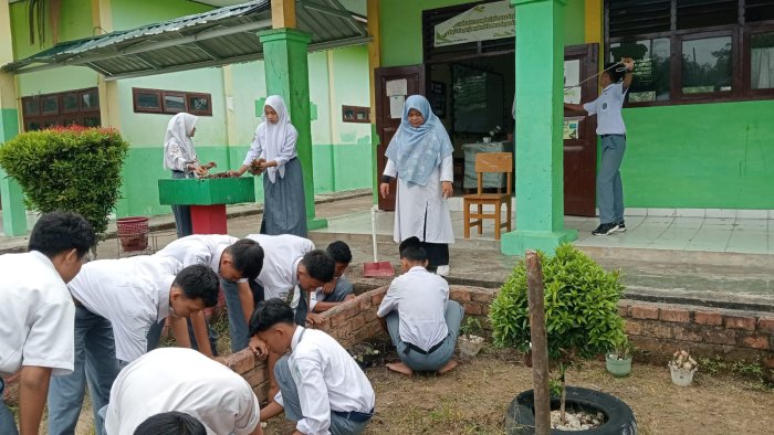 Siswa XI C dan Wali Kelas Wujudkan Madrasah Asri dan Hijau Siswa XI C dan Wali Kelas Wujudkan Madrasah Asri dan Hijau