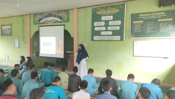 Cahaya Ilmu Menerangi Jumat Pagi MAN 1 Batang Hari Kajian Islam Menggali Keteladanan Imam Syafi'i