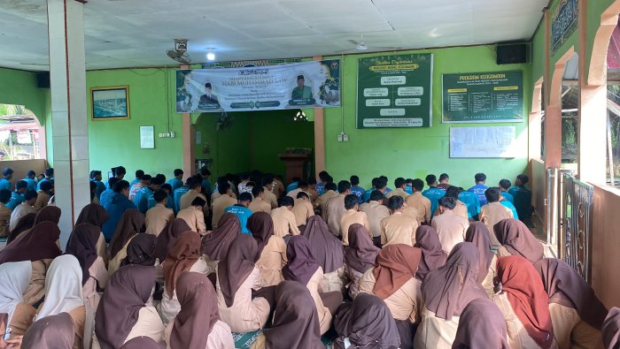 Kegiatan Keagamaan Jumat Pagi MAN 1 Batang Hari: Murojaah Juz 30 Bersama Siswa-Siswi Kegiatan Keagamaan Jumat Pagi MAN 1 Batang Hari: Murojaah Juz 30 Bersama Siswa-Siswi