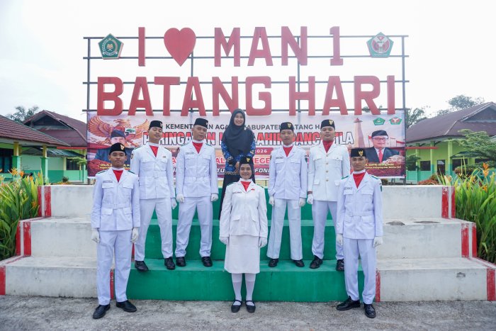 Selalu Ada untuk Pasukan, Dedikasi Yofi Tri Fadila, S.Pd. Membentuk Paskibra yang Tangguh Selalu Ada untuk Pasukan, Dedikasi Yofi Tri Fadila, S.Pd. Membentuk Paskibra yang Tangguh