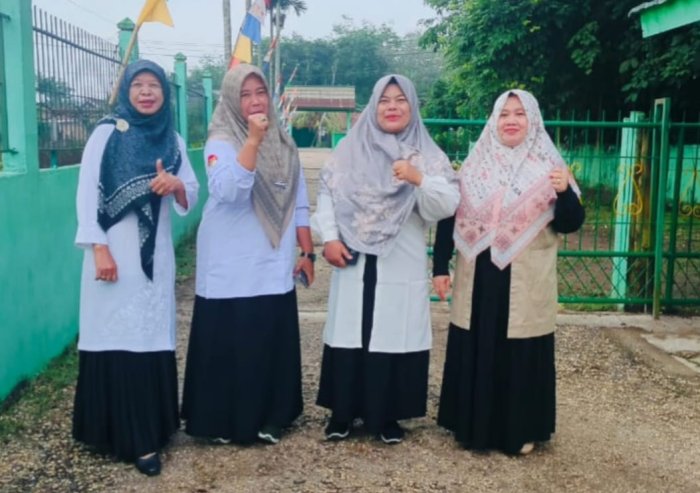 Guru Piket MAN 1 Batanghari Sambut Siswa Penuh Semangat Guru Piket MAN 1 Batanghari Sambut Siswa Penuh Semangat