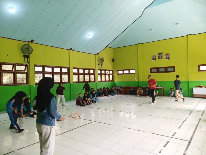 Penuh Antusiasme, Ekstrakurikuler Badminton MAN 1 Batang Hari Awali Latihan Perdana Penuh Antusiasme, Ekstrakurikuler Badminton MAN 1 Batang Hari Awali Latihan Perdana