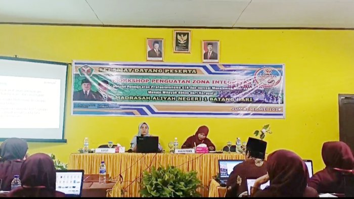 MAN 1 Batang Hari Datangkan Narasumber dari Kanwil Kemenag Provinsi Jambi Bedah Zona Integritas Menuju WBK MAN 1 Batang Hari Datangkan Narasumber dari Kanwil Kemenag Provinsi Jambi Bedah Zona Integritas Menuju WBK