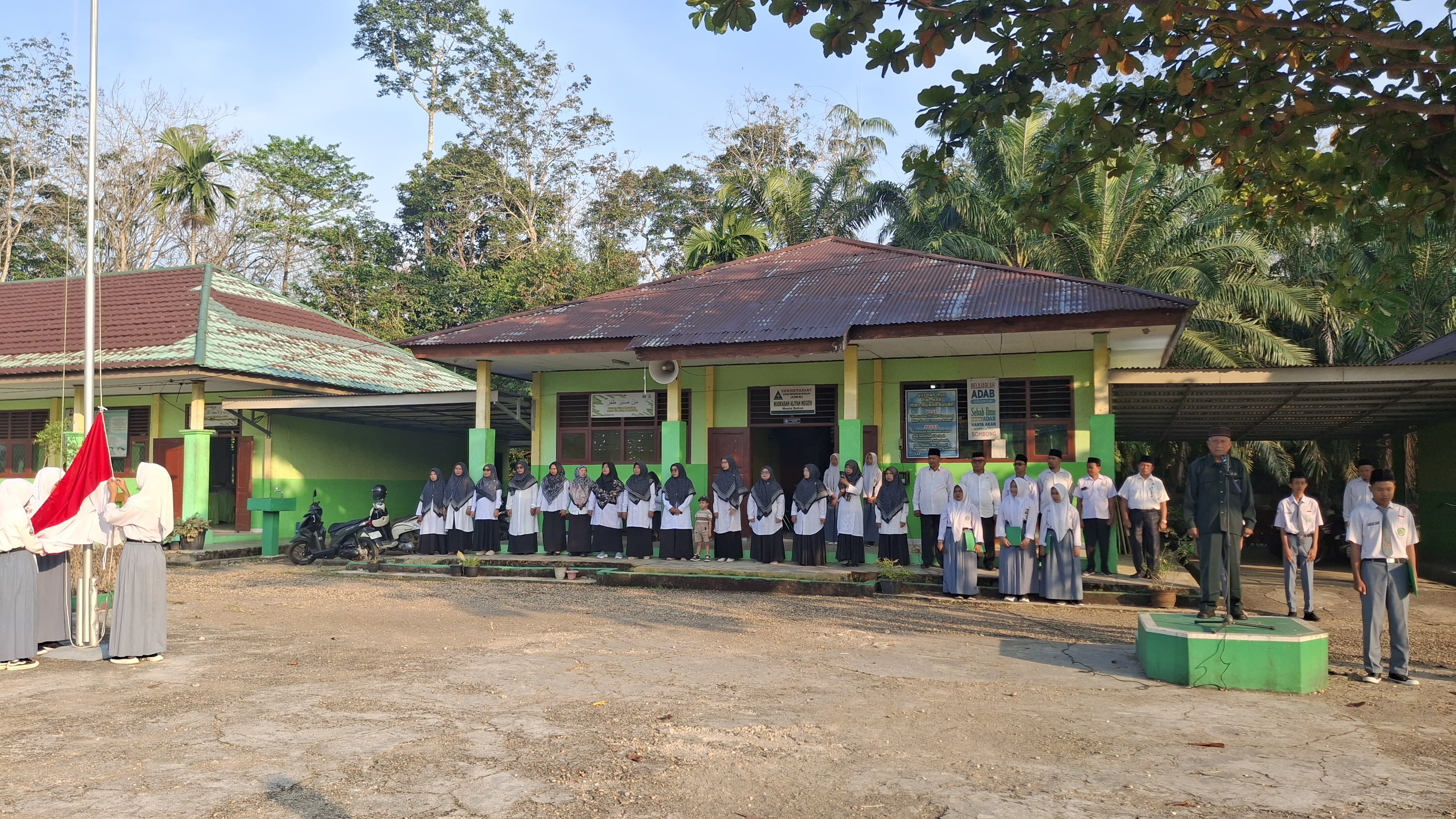 Ketua Komite Pimpin Upacara Bendera di MAN 1 Batang Hari: Kepemimpinan dan Nasionalisme Ketua Komite Pimpin Upacara Bendera di MAN 1 Batang Hari: Kepemimpinan dan Nasionalisme