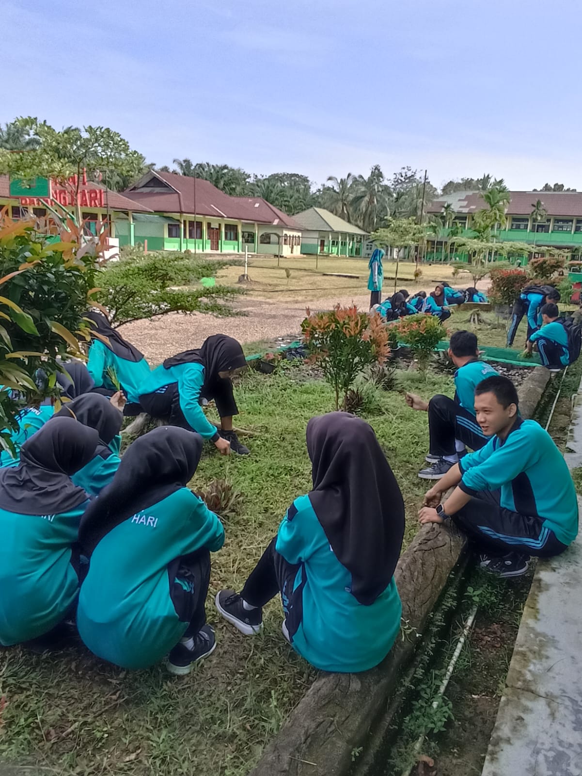 Gotong Royong Massal, Salah Satu Persiapan Panitia Ujian Madrasah MAN 1 Batang Hari Gotong Royong Massal, Salah Satu Persiapan Panitia Ujian Madrasah MAN 1 Batang Hari