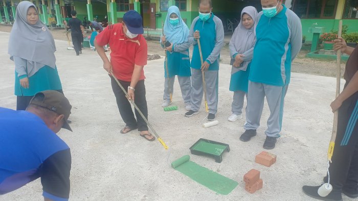 Kebersamaan Jadi Kekuatan, Warga Madrasah Bersatu Percantik Fasilitas Olahraga