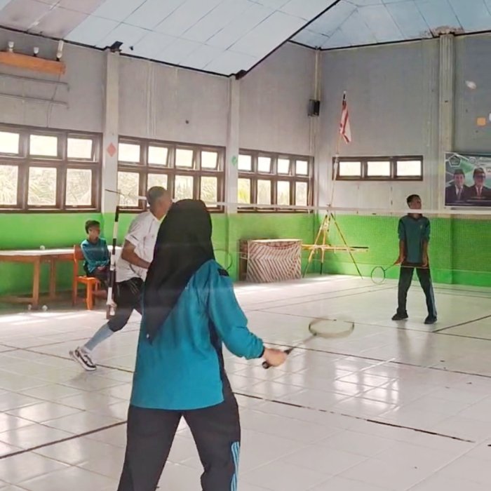 Latihan Dasar Terstruktur, Ekstrakurikuler Badminton MAN 1 Batang Hari Mantapkan Teknik dan Prestasi Siswa Latihan Dasar Terstruktur, Ekstrakurikuler Badminton MAN 1 Batang Hari Mantapkan Teknik dan Prestasi Siswa