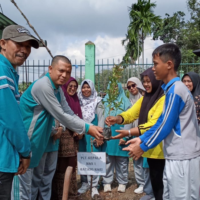 Hijaukan Madrasah, Tumbuhkan Karakter, MataMuda MAN 1 Batang Hari Gelar Penanaman Pohon Hijaukan Madrasah, Tumbuhkan Karakter, MataMuda MAN 1 Batang Hari Gelar Penanaman Pohon