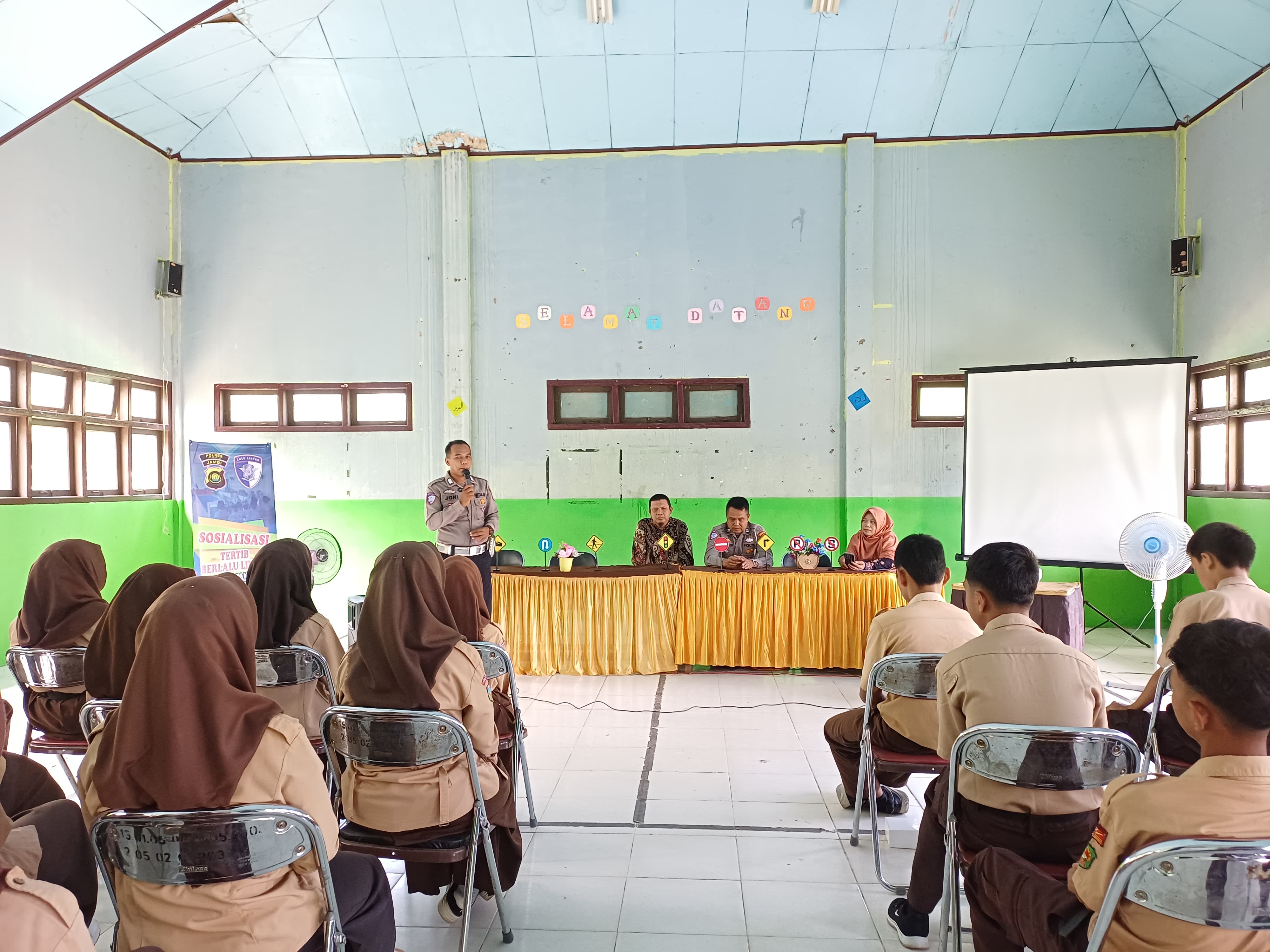 MAN 1 Batang Hari Terima Sosialisasi Tertib Berlalu Lintas dari Polres Batang Hari MAN 1 Batang Hari Terima Sosialisasi Tertib Berlalu Lintas dari Polres Batang Hari