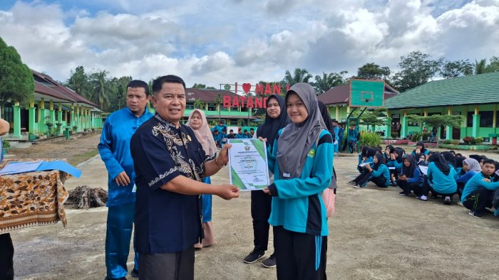 MAN 1 Batang Hari Apresiasi Siswa Berprestasi Juara Umum dan Juara Kelas