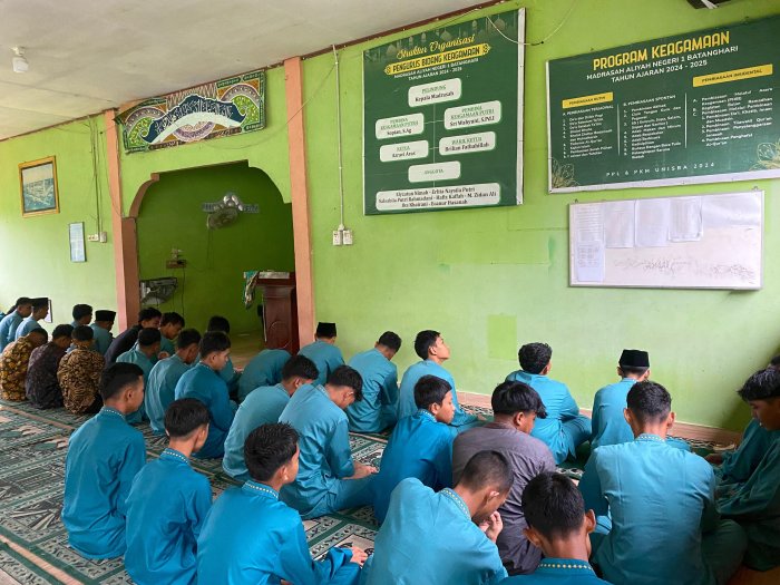 Harmoni Iman di Mushola Al Ikhlas, Siswa MAN 1 Batang Hari Laksanakan Pembacaan Surah Yasin