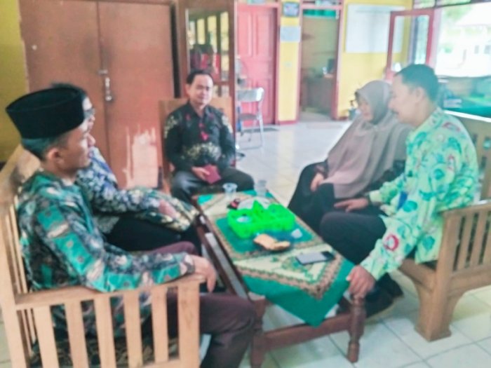 Ngerujak( Ngobrol Edukasi Rangkul Ajak Kerja)-Ala Kaur Tata Usaha MAN 1 Batang Hari Bersama Rekan Kerja