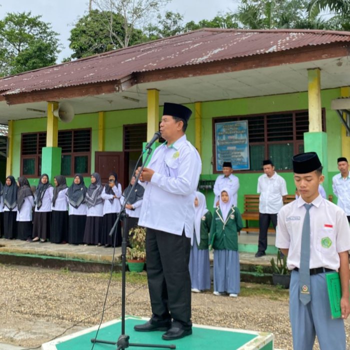 Kembali ke Madrasah dengan Semangat Baru, MAN 1 Batang Hari Awali Hari dengan Upacara