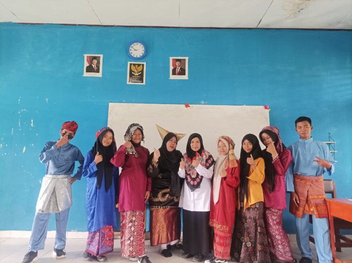 Menumbuhkan Cinta Budaya, Siswa Fase E Kelas X C MAN 1 Batanghari Gelar Pembelajaran Keberagaman Menumbuhkan Cinta Budaya, Siswa Fase E Kelas X C MAN 1 Batanghari Gelar Pembelajaran Keberagaman