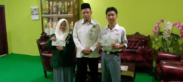 Plt. Kepala MAN 1 Batang Hari Serahkan Bantuan BAZNAS untuk Murid Yatim dalam Kegiatan Lebaran Yatim Plt. Kepala MAN 1 Batang Hari Serahkan Bantuan BAZNAS untuk Murid Yatim dalam Kegiatan Lebaran Yatim