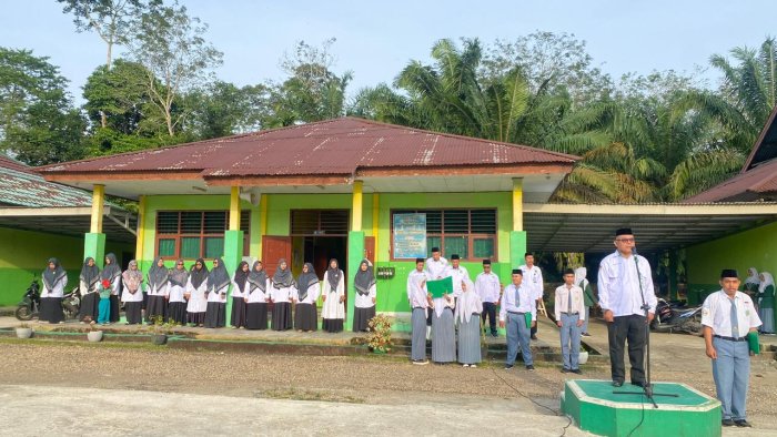 Akhlak dan Kunci Sukses Jadi Pesan Utama Waka Akademik dalam Upacara Bendera Akhlak dan Kunci Sukses Jadi Pesan Utama Waka Akademik dalam Upacara Bendera