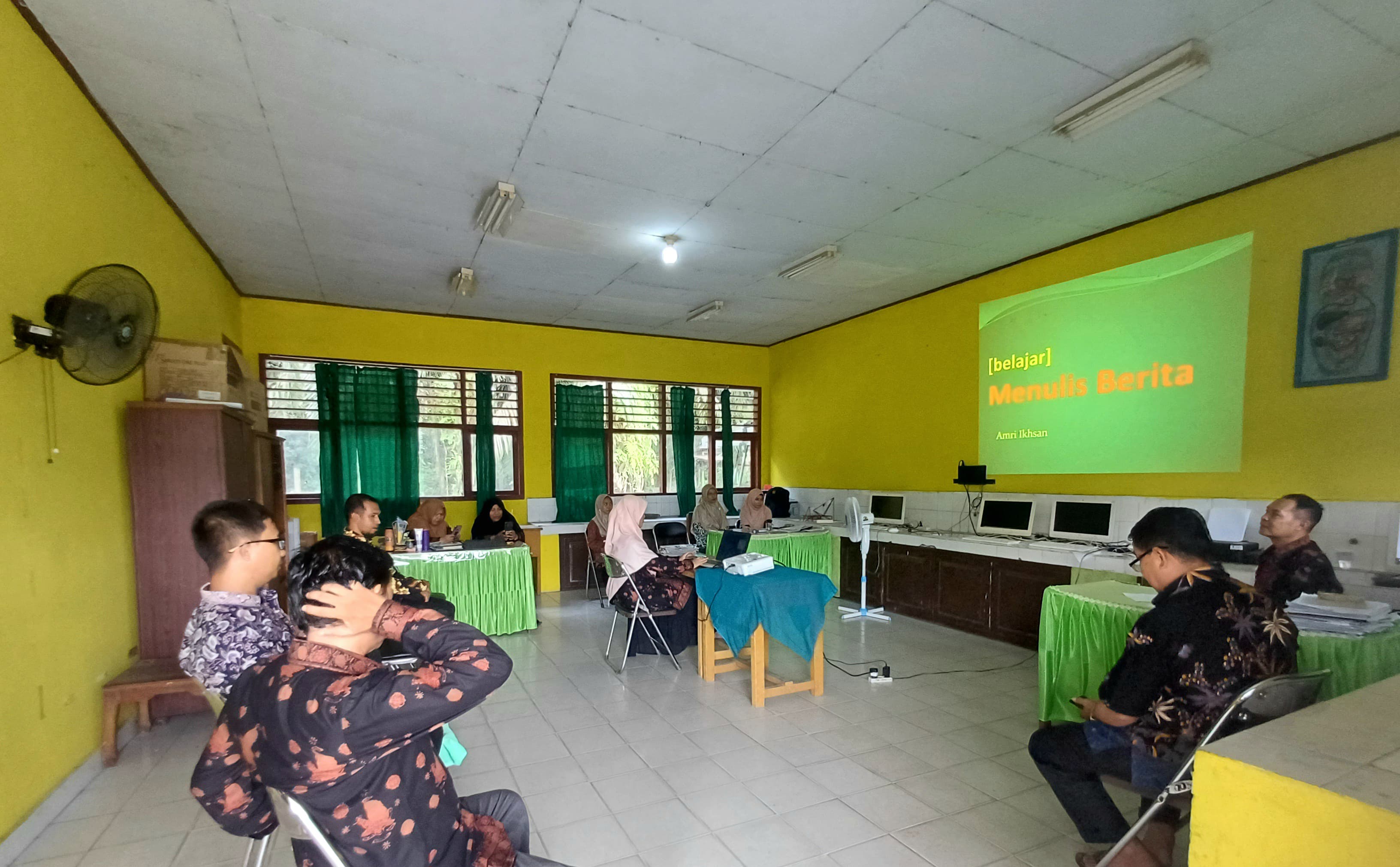 MAN 1 BATANGHARI ADAKAN WORKSHOP SINGKAT PENULISAN BERITA 